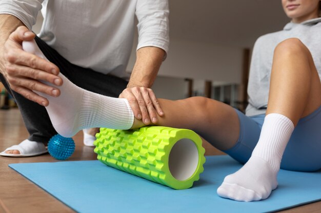 Jak wybrać odpowiedni sprzęt ortopedyczny do domowej rehabilitacji?