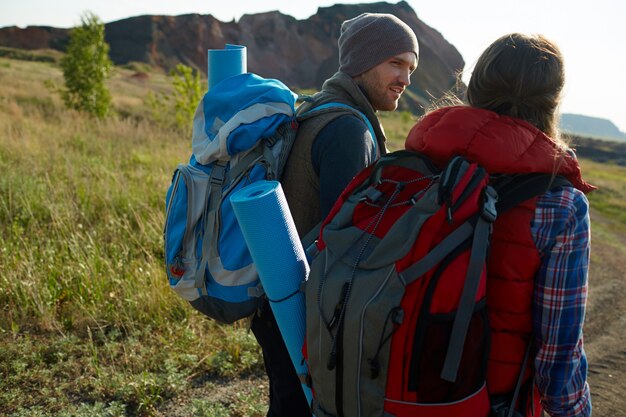 Jak wybrać idealną odzież outdoorową na górskie przygody?